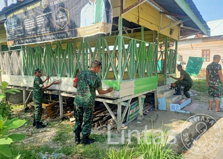 Manunggal Dengan Rakyat, Babinsa Koramil 02/Lgs Bantu Cat TPA Di TPA Al-Aisayah