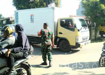 Cegah Kemacetan, Serka Dudi S Babinsa Sako Baru Bantu Atur Lalu Lintas
