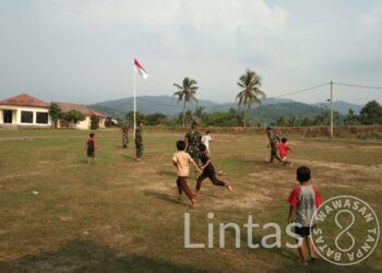 Lepas Jenuh, Satgas TMMD Kodim 0623/Cilegon Bermain Sepak Bola Bersama Anak-anak
