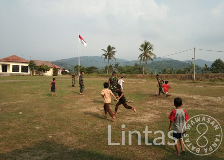 Lepas Jenuh, Satgas TMMD Kodim 0623/Cilegon Bermain Sepak Bola Bersama Anak-anak