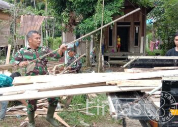 Jaga Kebersihan, Anggota Satgas TMMD Reguler Ke-116 Bantu Warga Buang Sampah Kayu