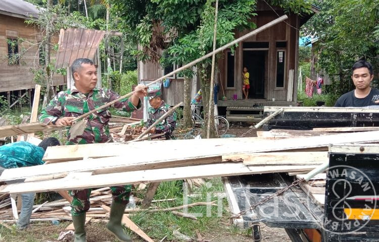 Jaga Kebersihan, Anggota Satgas TMMD Reguler Ke-116 Bantu Warga Buang Sampah Kayu