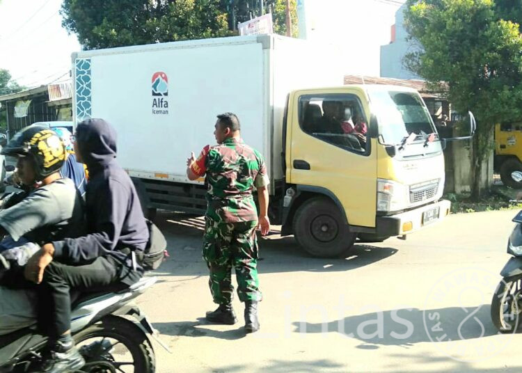 Cegah Kemacetan, Serka Dudi S Babinsa Sako Baru Bantu Atur Lalu Lintas