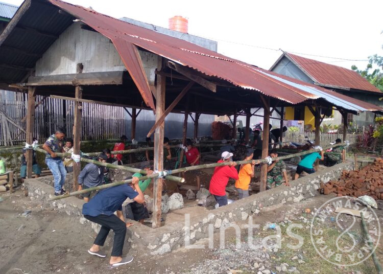 Kebersamaan Babinsa Dan Warga Bergotong Royong Angkat Rumah Yang Menjadi Program RTLH Tahap 3