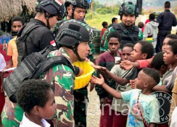 Peduli Gizi, Satgas YR 321/GT Membagikan Susu Gratis Kepada Anak Napua Jayawijaya