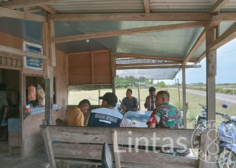 Babinsa Koramil 07/jlk Bersama Babinkamtibmas Melaksanakan Anjang Sana Ke Desa Binaan