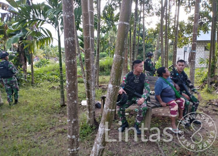 Satgas Yonif 132/BS Jalan-Jalan Ke Kampung Suskun