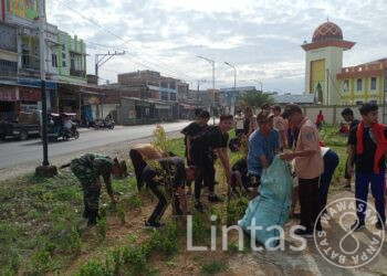 Karya Bakti Dalam Rangka Jumat Bersih, Babinsa Tanru Tedong Bersama Apdes Dan Pelajar Bersihkan Monumen Andi Takko