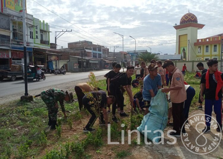 Karya Bakti Dalam Rangka Jumat Bersih, Babinsa Tanru Tedong Bersama Apdes Dan Pelajar Bersihkan Monumen Andi Takko
