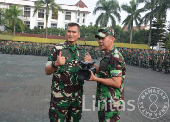 Tingkatkan Kinerja Pendam III/Slw, Pangdam Beri Dukungan Material Khusus Penerangan