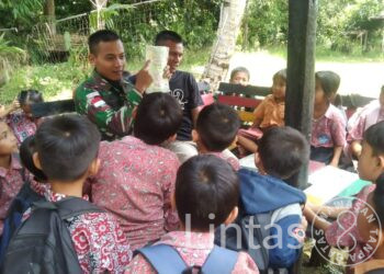 Cerdaskan Anak Perbatasan, Satgas Pamtas Yonarmed 10/ Bradjamusti Menjadi Gadik