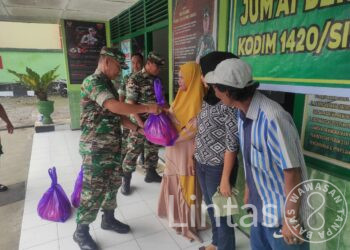 Koramil 04 Watang Pulu Jumat Berkah Bagikan Sembako Di Halaman Koramil Dengan Warga Kurang Mampu