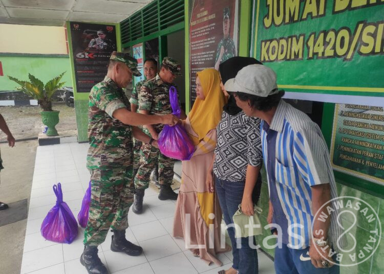 Koramil 04 Watang Pulu Jumat Berkah Bagikan Sembako Di Halaman Koramil Dengan Warga Kurang Mampu