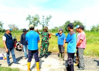 Babinsa Kel Srimulya Bersama Lurah Cegah Karhutla Dengan Patroli