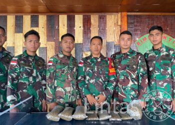Masyarakat Datangi Pos Waris Satgas Yonif 132/BS Serahkan Ganja Seberat 1000 Gram
