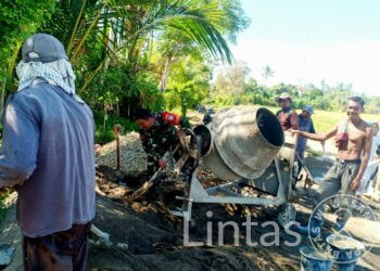 Babinsa Koramil 20/Pb Bersama Warga Dengan Semangat Gotong Royong Pembuatan Parit Irigasi