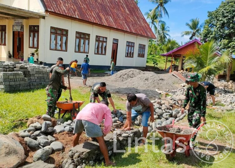 Percantik Gereja Moria Dodinga Likata , Satgas Yonarhanud 3/YBY Buatkan Pagar Gereja
