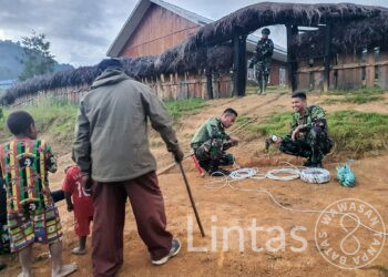 Berikan Penerangan Di Honai Dan Kantor Gereja, Satgas Yonif 721/Mks Pasang Instalasi Listrik