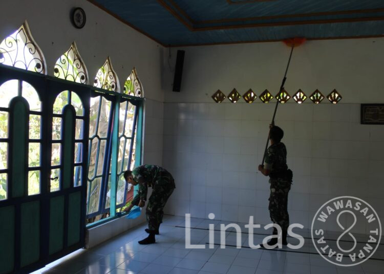 Anggota Satgas Bersihkan Masjid Di Lokasi TMMD Reguler Ke-116 Kodim 1012/Buntok