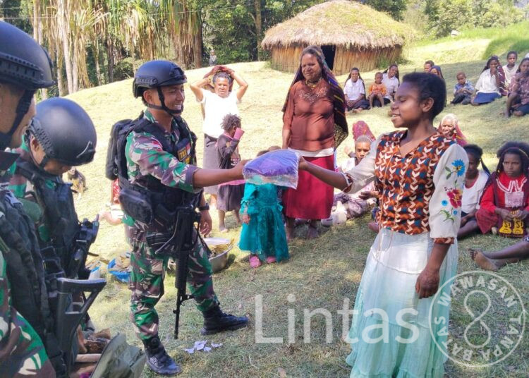 Keceriaan Masyarakat Gereja Konikme Saat Satgas Yonif 721/Mks Bagikan Sembako Dan Baju Ibadah