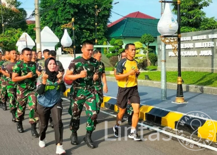 Mengenal Sosok Wanita Yang Selalu Di Barisan Terdepan Saat Anggota Korem 081/DSJ Lari Pagi