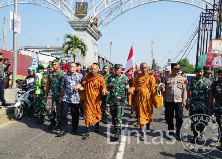 Ritual Thudong 32 Bhiksu Sampai Pekalongan, TNI Polri Bersama Ormas Islam Pekalongan Berikan Pengamanan