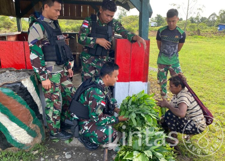 Bantu Perekonomian, Satgas Yonif Raider 200/BN Membeli Hasil Kebun Masyarakat