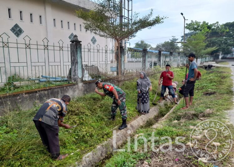 Babinsa Koramil 05/Idr, Lurah Bersama Warga Gotong Royong Membersihkan Rumput Liar Di Bahu Jalan Dan Parit