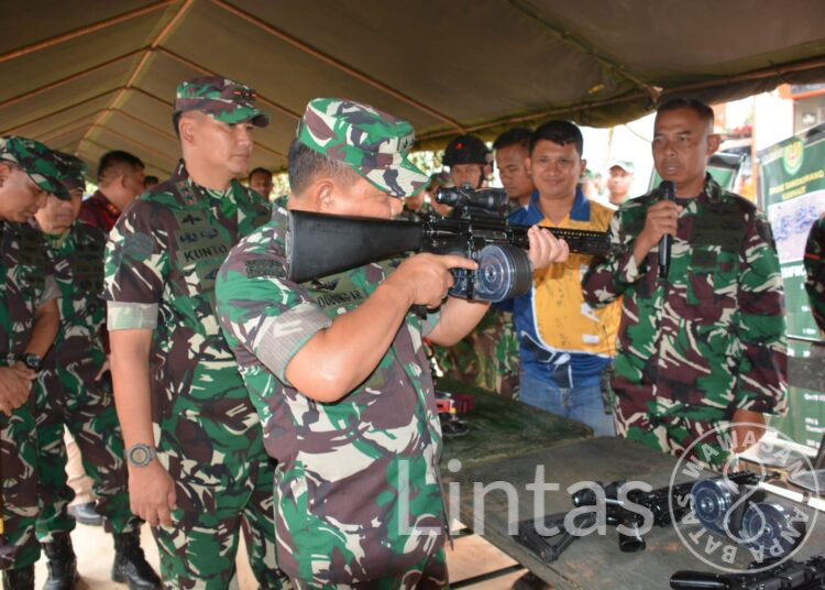Tinjau Latihan Pra Tugas Yonif Yonif 310/KK Dan Raider 300/BJW Dankodiklatad Dampingi KASAD