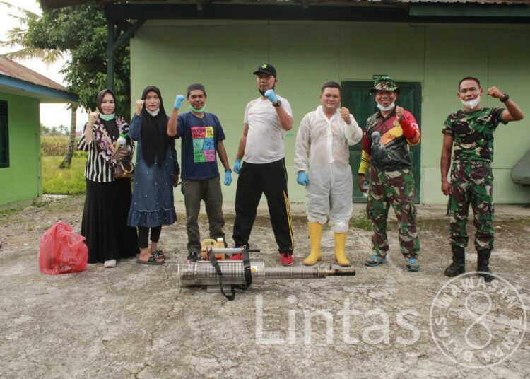 Serka Armada Aryanto Dan Serda Rasidi Babinsa Koramil 19 /Idm Dampingi Penyaluran Bansos Dan PKH