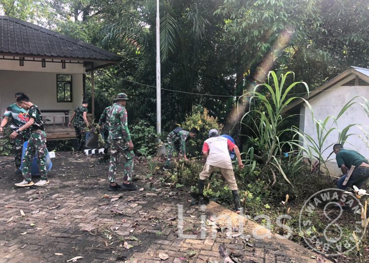 Jelang Purna Tugas, Satgas Pamtas Yonif 645/GTY Ajak Warga Karya Bakti Di Rumah Dayak Bidayuh