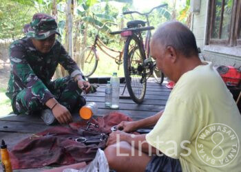 Waktu Istirahat, Satgas TMMD Reguler Ke-116 Sempatkan Bantu Warga Perbaiki Mesin Perahu