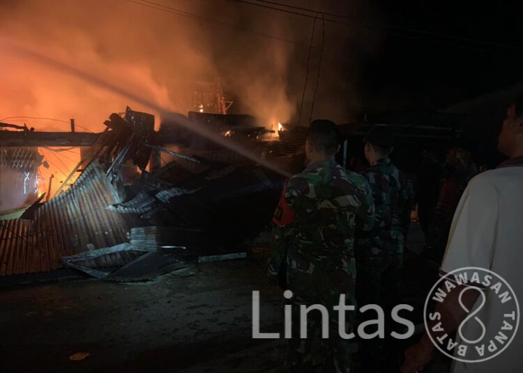 Personil Satgas Pamtas Yonif 645/Gardatama Yudha Bantu Padamkan Kebakaran Ruko Di Balaikarangan