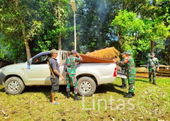Satgas Pamtas Yonif 645/Gardatama Yudha Bersama Warga Karya Bakti Persiapan Event Kebudayaan Gawia Sowa