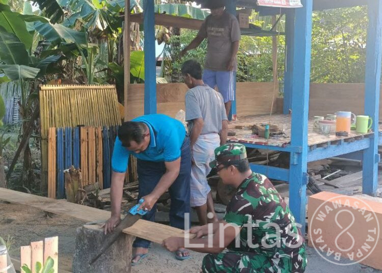 Wujudkan Keamanan Lingkungan Kondusif, Babinsa Sereang Kodim 1420/Sidrap Bantu Perbaiki Pos Ronda