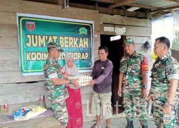 Jumat Berkah Batuud serta Babinsa Koramil 1420-02/Tellu Limpoe Berikan Sembako Kepada Warga Kurang Mampu