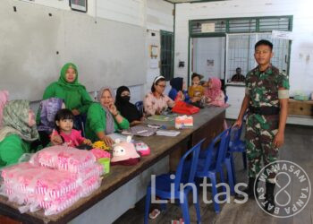 Bangun Komunikasi, Anggota Satgas TMMD Reguler Ke-116 Silaturahmi Ke Balai Desa