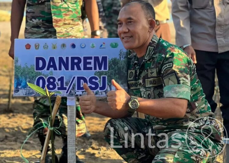 Bersama Danlanud Iswahjudi Dan Forkopimda Pacitan, Danrem 081/DSJ Tanam Mangrove Di Pantai Soge