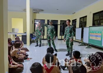 Anggota Satgas TMMD Berbagi Pengalaman Menjadi Prajurit TNI Dengan Siswa SD