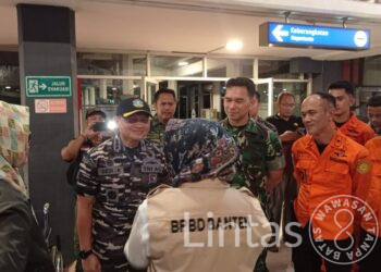Dandim 0623/Cilegon Bersama Danlanal Banten Dampingi Walikota Cilegon Dan Sekda Provinsi Banten Meninjau Langsung Terjadinya Kendaraan Yang Terbakar Di KMP ROYCE 1