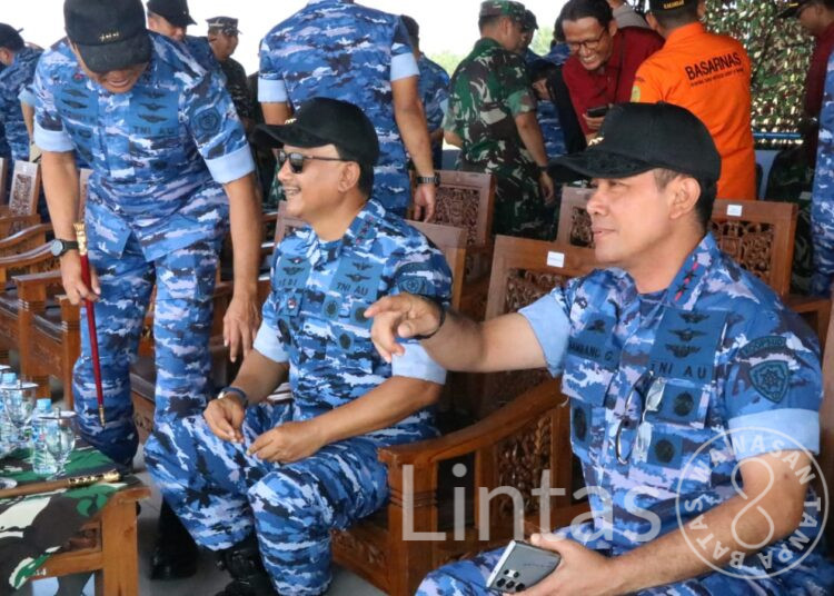 Manuver Lapangan Latihan Jalak Sakti Koopsud I Dan Trisula Perkasa Korpasgat di AWR Buding disambut Antusiasme Warga Belitung