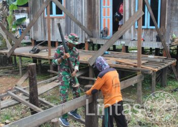 Bukti Kedekatan Dengan Warga, Personel Satgas TMMD Reguler Ke-116 Bantu Bangun Teras Rumah