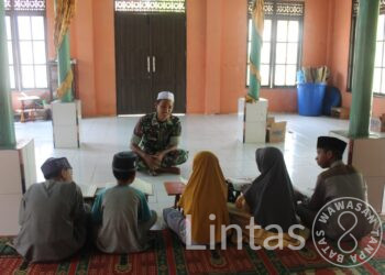 Berbagi Ilmu Agama, Personel Satgas TMMD Reguler Ke-116 Ajarkan Anak-Anak Desa Danau Ganting Mengaji