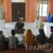 Berbagi Ilmu Agama, Personel Satgas TMMD Reguler Ke-116 Ajarkan Anak-Anak Desa Danau Ganting Mengaji