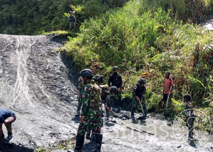 Demi Kemanusiaan, TNI Hadir Membantu Masyarakat “Tidak Ada Rotan Akar Pun Jadi”