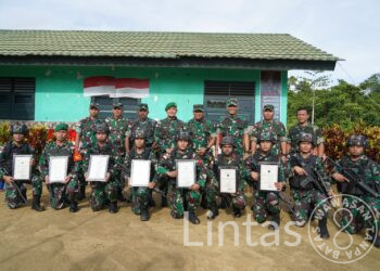 Pangdam XVII/Cend Berikan Penghargaan Kepada Prajurit Satgas Yonif 132/BS