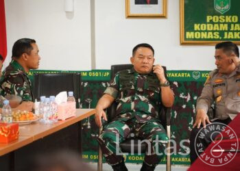 Yakinkan Kesiapsiagaan Pasukan Pengamanan Aksi Unras, Kasad Datangi Posko Monas