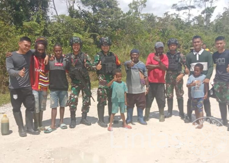 Komitmen Satgas Yonif R 200/BN Bersama Masyarakat Jaga Kebersihan Kampung Kobagma