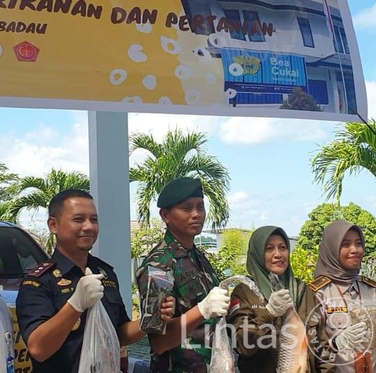 Dansatgas Pamtas RI-Mly Yonarmed 10/Bradjamusti Menghadiri Acara Ceremonial Realisasi Ekspor Produk Perikanan Dan Pertanian Melalui Bea Cukai Nanga Badau