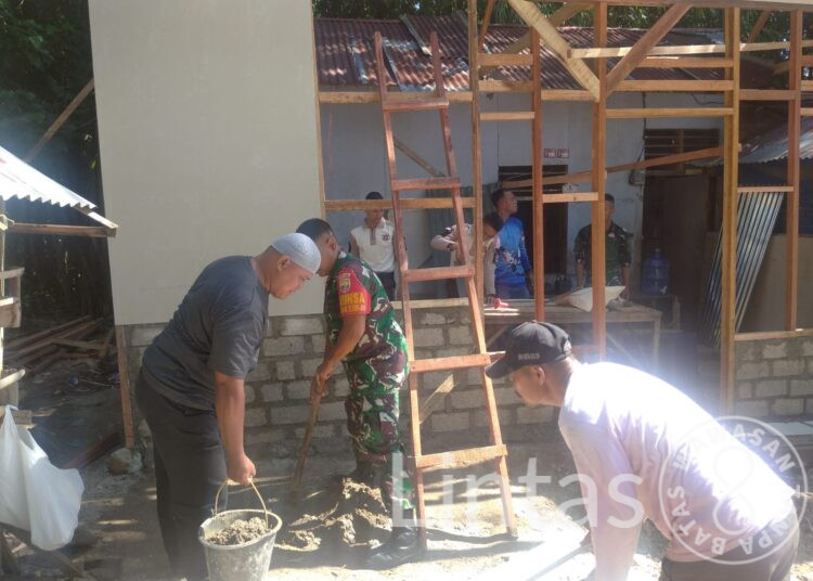 Kehangatan Masyarakat Bersama Taruna Yontarlat 4 Kijang Bergotong Royong Dalam Pembangunan RTLH